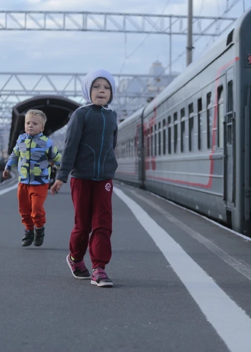 Wenn weite Strecken zu fahren sind, dann ist es sinnvoller, die Weihnachtsfeiertage mit einem Elternteil, Silvester und Neujahr mit dem anderen zu verbringen.