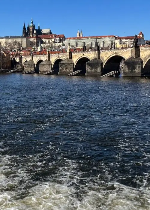 Die Karlsbrücke vom Wasser aus gesehen