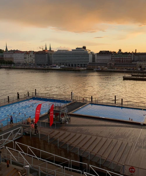 Die besten Reisetipps für Helsinki: Nach der Sauna kann man gleich ins Wasser sprin