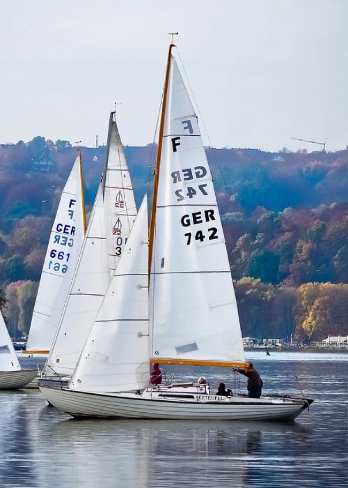 Von der Villa Hügel aus hat man einen tollen Blick auf den Baldeneysee, der nicht nur bei Seglern sehr beliebt ist