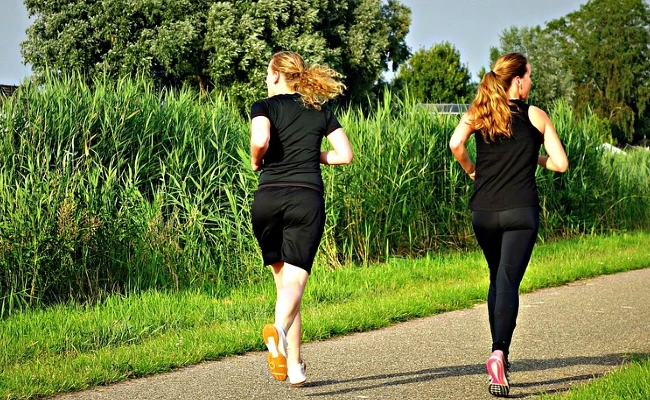 Sport während der Wechseljahre: Schnappt euch eine Freundin und joggt gemeinsam